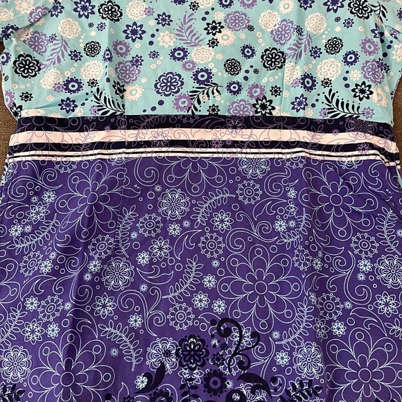 💰3 items for $25 🏷 Koi by Kathy Peterson Flower Pattern Scrub Top sz Small - Picture 3 of 9
